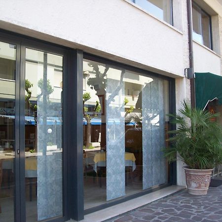 Hotel Sole Джулианова Екстериор снимка