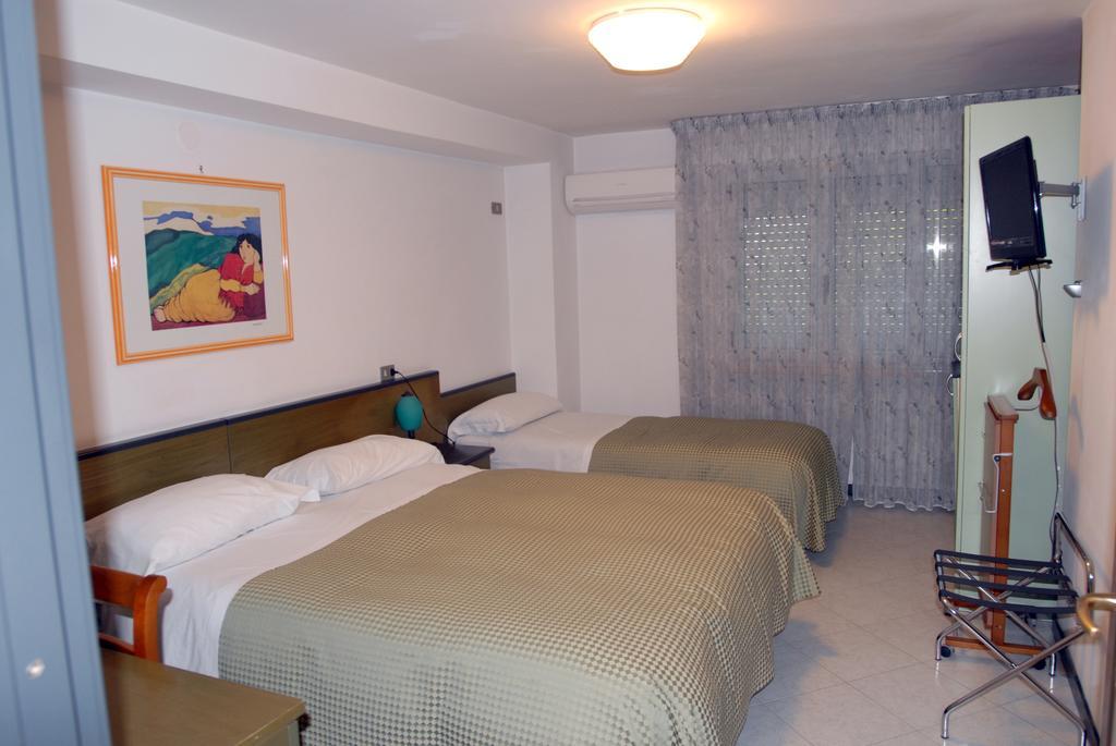 Hotel Sole Джулианова Екстериор снимка