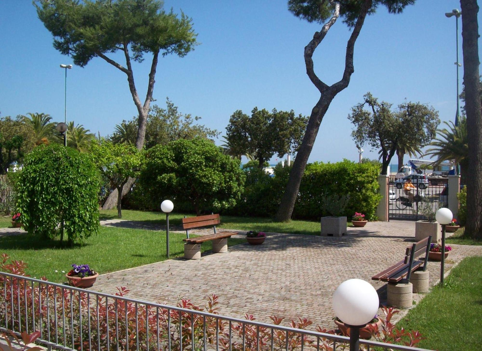 Hotel Sole Джулианова Екстериор снимка